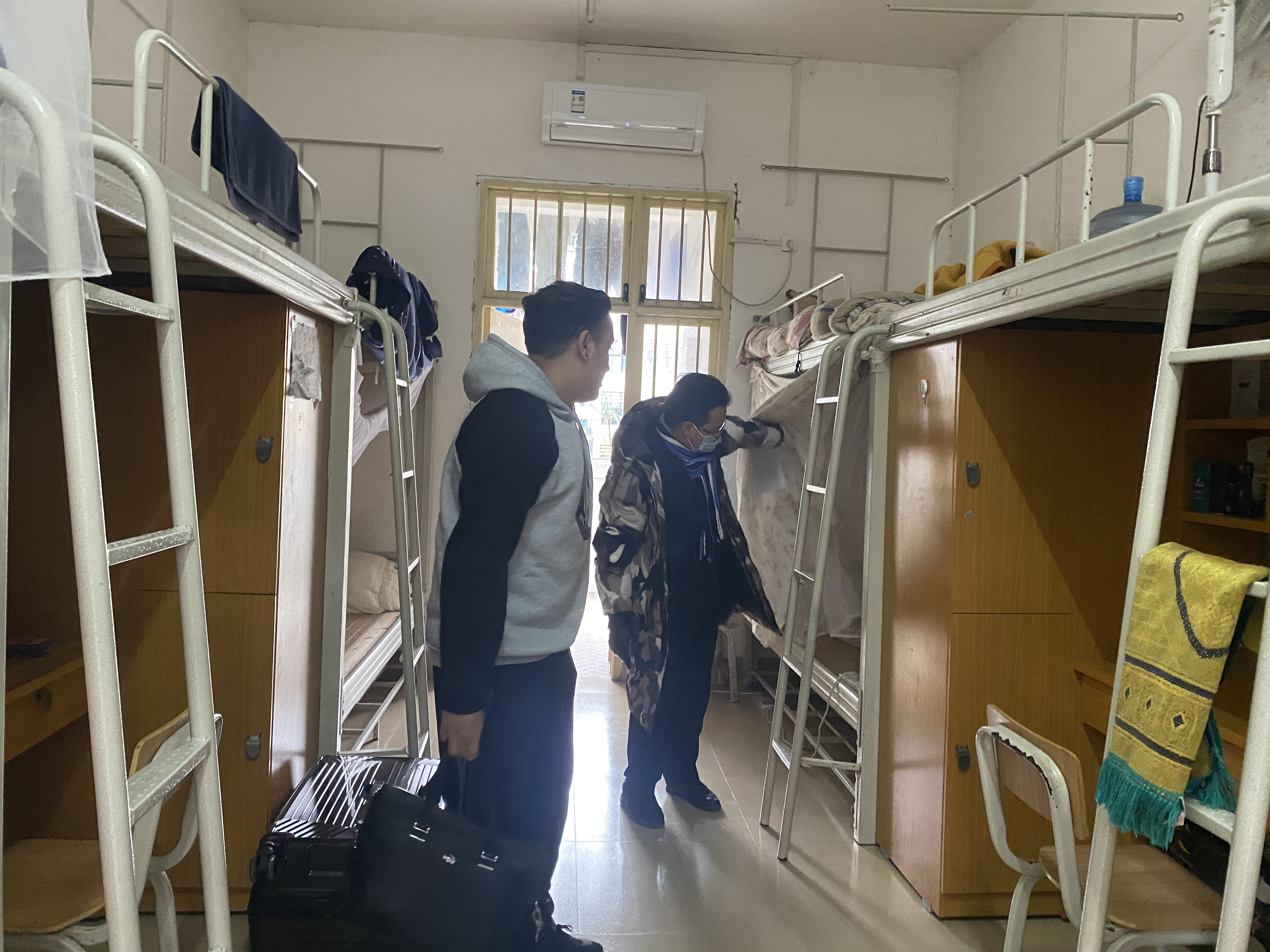 国际教育学院教师走访留学生宿舍-河池学院-外国语学院